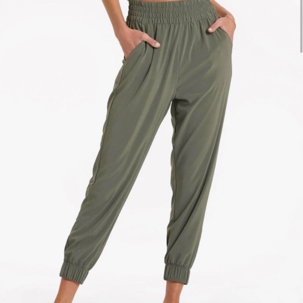 Vuori Villa Cargo Joggers in Olive Green Size Medium